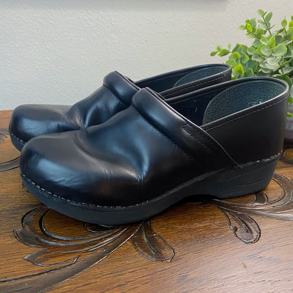 Dansko / Black Leather Clogs